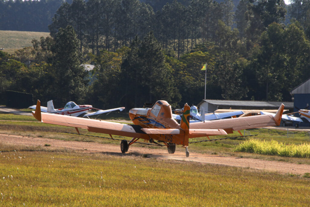 EXPECTATIVA: enquanto amargam subida recorde nos preços dos combustíveis de aviação e aguardam reação do mercado ou ação do governo,, empresários aeroagrícolas projetam reajustes nos serviços para não precisarem manter suas aeronaves no chão e as lavouras desprotegidas - foto: Castor Becker Júnior/C5 NewsPress