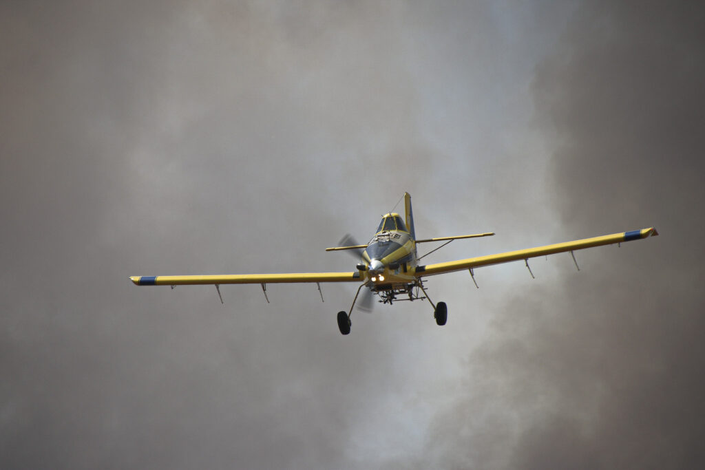 TURBOÉLICE: avião agrícola AirTractor mergulha para o lançamento de água em uma situação de combate a incêndio em vegetação no interior de SP – foto: Castor Becker Júnior/C5 NewsPress