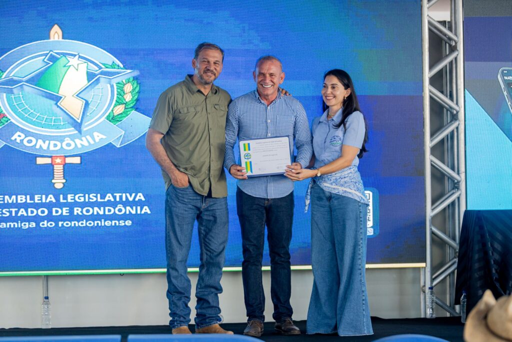 CERTIFICADO: os empresários Tayla e Rodrigo de Faria receberam a homenagem das mãos do deputado Ezequiel Neiva (centro), que fez a indicação da Jusarah à homenagem - foto: Thyago Lorentz/Secom ALE/RO