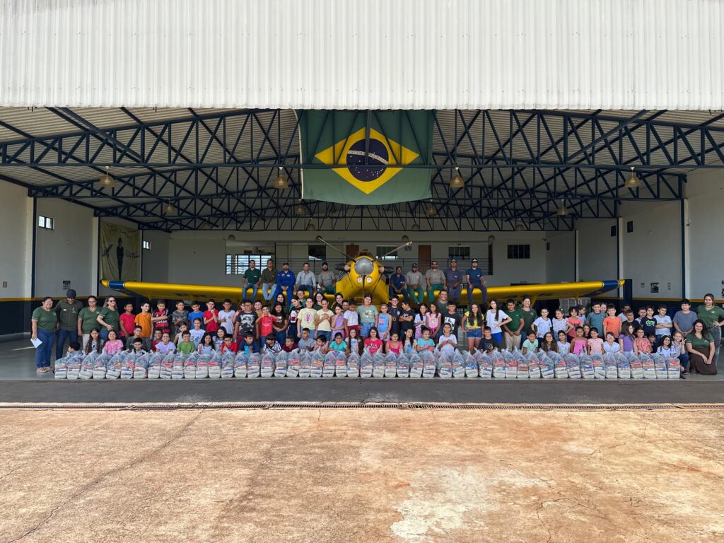 INTEGRAÇÃO: a atividade desta semana serviu para mostrar os personagens, tecnologias e histórias por trás da atividade aeroagrícola – imagens: Aerotek/divulgação