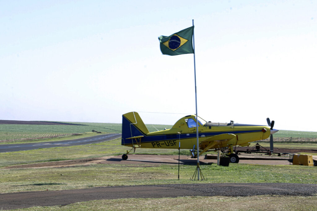GÊNESE: para que as aeronaves agrícolas decolem para as lavouras, necessitam de pilotos altamente técnicos, a maioria dos quais deu seus primeiros passos no aprendizado em aeroclubes - Foto: Castor Becker Júnior/C5 NewsPress