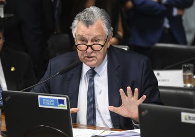 Comissão de Serviços de Infraestrutura (CI) realiza reunião deliberativa com 12 itens. Entre eles, o PDL 365/2022, que suspende resoluções da Agência Nacional de Energia Elétrica (Aneel) sobre tarifas e distribuição.Em pronunciamento, à bancada, senador Luis Carlos Heinze (PP-RS).Foto: Jefferson Rudy/Agência Senado