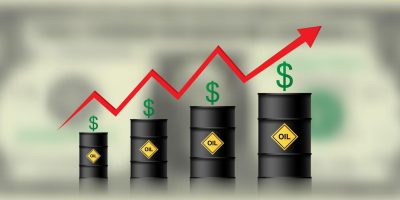 6536470-o-preco-do-petroleo-esta-subindo-barris-de-dolar-do-petroleo-e-infograficos-com-uma-seta-vermelha-subindo-os-precos-do-petroleo-conceito-ilustracao-isolado-fundo-desfocado-de-um-dolar-vetor