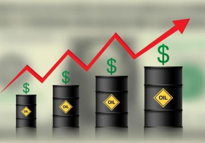 6536470-o-preco-do-petroleo-esta-subindo-barris-de-dolar-do-petroleo-e-infograficos-com-uma-seta-vermelha-subindo-os-precos-do-petroleo-conceito-ilustracao-isolado-fundo-desfocado-de-um-dolar-vetor