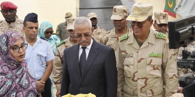 CAMPANHA: operações de semeadura aérea foram lançadas ainda em julho, no aeroporto militar da capital Nouakchott, pelo minsitro da Defesa, Hanena Ould Sidi (de terno), e pela titular do Meio Ambiente e Desenvolvimento Sustentável, Messouda Laghdaf
 - foto: Agência Mauritanense de Informação