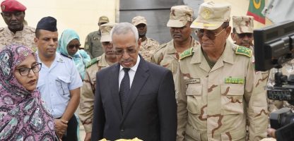 CAMPANHA: operações de semeadura aérea foram lançadas ainda em julho, no aeroporto militar da capital Nouakchott, pelo minsitro da Defesa, Hanena Ould Sidi (de terno), e pela titular do Meio Ambiente e Desenvolvimento Sustentável, Messouda Laghdaf
 - foto: Agência Mauritanense de Informação