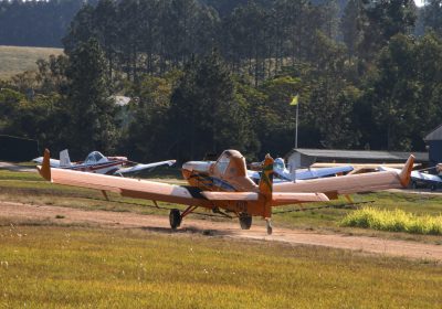 Avião agrícola pousando -Castor Becker Jr