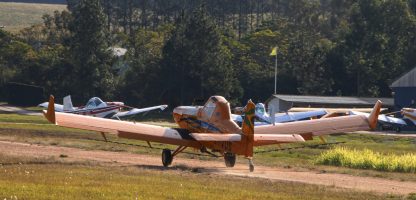 Avião agrícola pousando -Castor Becker Jr