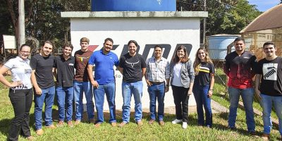 CONFIRMADOS: o professor arthur Lopes (de camisa quadriculada, ao lado de Marília Schüller) confirmou à coordenadora do Sindag presença no Congresso AvAg do Grupo Aplicado em Mecanização Agrícola (Gama) da UFG - foto: divulgação