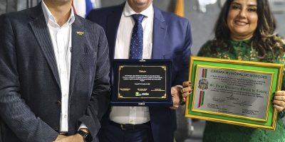 HOMENAGENS: Colle (esq) aproveitou para entregar a Toledo uma homenagem do Sindag, enquanto a esposa do empresário, Daniela Angelino, segurava a título de Cidadão do Município - Foto: Sindag/divulgação