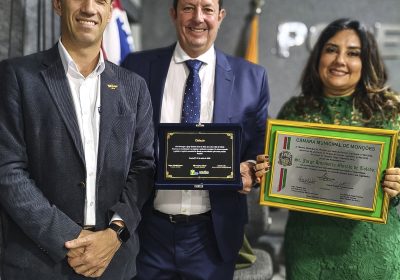 HOMENAGENS: Colle (esq) aproveitou para entregar a Toledo uma homenagem do Sindag, enquanto a esposa do empresário, Daniela Angelino, segurava a título de Cidadão do Município - Foto: Sindag/divulgação