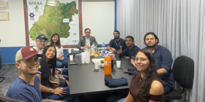 AFINADOS: Marília (ao fundo) foi recebida por Barnabé 9centro), que estava acompanhado de Gomes (no fundo, à direita), Zuch (de boné) e parte dos estudantes que atuarão no evento - -foto: divulgação