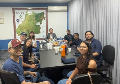 AFINADOS: Marília (ao fundo) foi recebida por Barnabé 9centro), que estava acompanhado de Gomes (no fundo, à direita), Zuch (de boné) e parte dos estudantes que atuarão no evento - -foto: divulgação