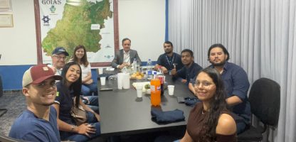 AFINADOS: Marília (ao fundo) foi recebida por Barnabé 9centro), que estava acompanhado de Gomes (no fundo, à direita), Zuch (de boné) e parte dos estudantes que atuarão no evento - -foto: divulgação