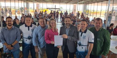 PEDIDO: documento convidando o Congresso AvAg para o Município foi entregue a Oliveira por autoridades e lideranças locais, no final do evento em Lucas do Rio Verde - foto: divulgação