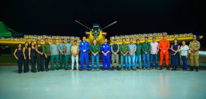 MISSÃO CUMPRIDA: Encontro que marcou o encerramento dos plantões contra incêndios reuniu pilotos, pessoal de solo toda a equipe da empresa, além de produtores rurais e represtantens de todos os elos envolvidos na prevenção e combate às chamas em lavouras e biomas da região, fechando ainda com a doação de alimentos para famílias carentes - fotos: Aerotek/divulgação