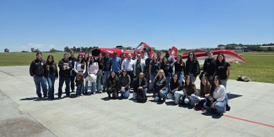 APRENDIZADO: estudantes de Agronomia tiveram uma aula de imersão no setor na sede de um dos mais antigos cursos  de piloto agrícola do País – fotos: divulgação