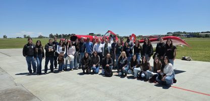 APRENDIZADO: estudantes de Agronomia tiveram uma aula de imersão no setor na sede de um dos mais antigos cursos  de piloto agrícola do País – fotos: divulgação