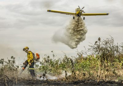 Corumbá (MS), 29/06/2024 - Com o auxílio de aviões, brigadistas do Prevfogo/Ibama combatem incêndios florestais no Pantanal. Foto: Marcelo Camargo/Agência Brasil