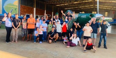 INCLUSÃO: visita ao hangar da Agrossol teve clima de festa e descobertas para a turma do Instituto Acolher...