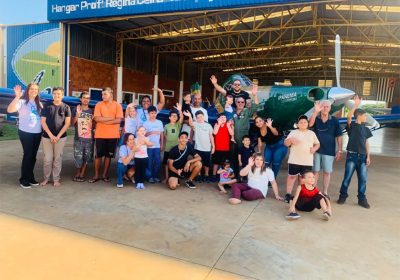 INCLUSÃO: visita ao hangar da Agrossol teve clima de festa e descobertas para a turma do Instituto Acolher...