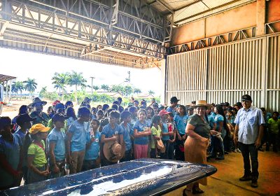 ETAPA: crianças da escola candeiense  marcaram nova etapa no projeto de educação e integração promovido pela associada do Sindag...