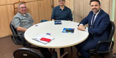 ENCONTRO: Oliveiroa conversou com Barbosa (esq) sobre uma aproximação para combater equipamentos irregulares e  fortalecer a segurança nas operações em campo - foto: divulgação