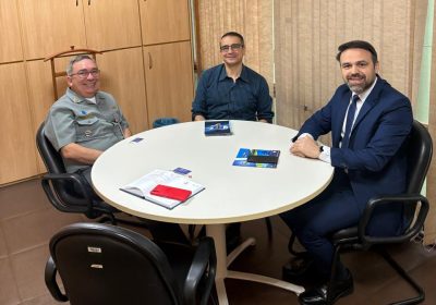 ENCONTRO: Oliveiroa conversou com Barbosa (esq) sobre uma aproximação para combater equipamentos irregulares e  fortalecer a segurança nas operações em campo - foto: divulgação
