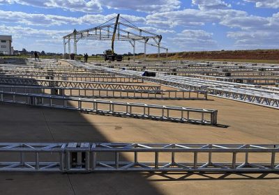 ESTRUTURA: evento em Goiás vai ganhando sua estrtura externa, ao mesmo tempo em que auditório, estandes e outros  espaços começam a ser preparados nos dois hangares que abrigarão o evento  - fotos: Marília Schüller