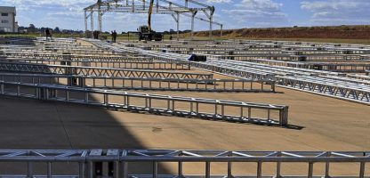 ESTRUTURA: evento em Goiás vai ganhando sua estrtura externa, ao mesmo tempo em que auditório, estandes e outros  espaços começam a ser preparados nos dois hangares que abrigarão o evento  - fotos: Marília Schüller