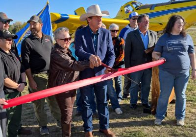 REFORÇO: diante de um Air Tractor da família AT-802, governador Larry Rhoden (de chapéu) , inaugurou estrutura focada em acelerar a resposta aos incêndios no oeste da Dakota do Sul - foto: reprodução