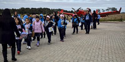 EXPERIÊNCIA: pequenos (e seus professores) ficaram fascinados para aeronaves e instalações no hangar da Taim...