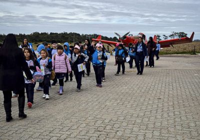 EXPERIÊNCIA: pequenos (e seus professores) ficaram fascinados para aeronaves e instalações no hangar da Taim...
