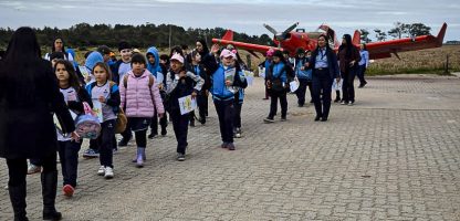 EXPERIÊNCIA: pequenos (e seus professores) ficaram fascinados para aeronaves e instalações no hangar da Taim...