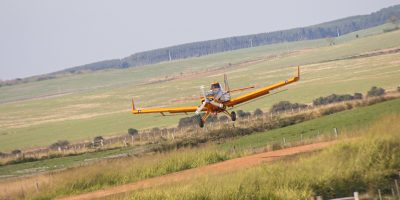 OPERAÇÃO: avião agrícola aterrissa em pista no interior de Pantano Grande, no Rio Grande do Sul - foto: Castor Becker Júnior/C5 NewsPress