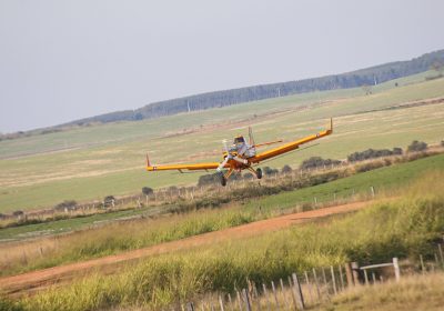 OPERAÇÃO: avião agrícola aterrissa em pista no interior de Pantano Grande, no Rio Grande do Sul - foto: Castor Becker Júnior/C5 NewsPress