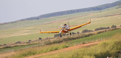 OPERAÇÃO: avião agrícola aterrissa em pista no interior de Pantano Grande, no Rio Grande do Sul - foto: Castor Becker Júnior/C5 NewsPress