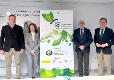 CHAMADA: durante a solenidade de divulgação do Simpósio, em fevereiro, Carlos León (primeiro à direita) havia destacado a necessidade de reforçar o papel estratégico do debate diante do contexto atual da sanidade vegetal em uma Europa que ainda é restritiva a novas tecnologias, junto com (a partir da esquerda) o diretora geral de Produição Agropecuária da Andaluzia, Daniel Quesada; a secretária da Coitand, Mercedes Domínguez Respaldo, e do secretário geral de Agricultura da província espanhola, Manuel Gómez Galera – foto: divulgação/Coitand